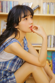 一边亲胸一边摸进内裤里
